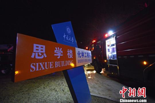 消防车在事发现场。　武俊杰 摄